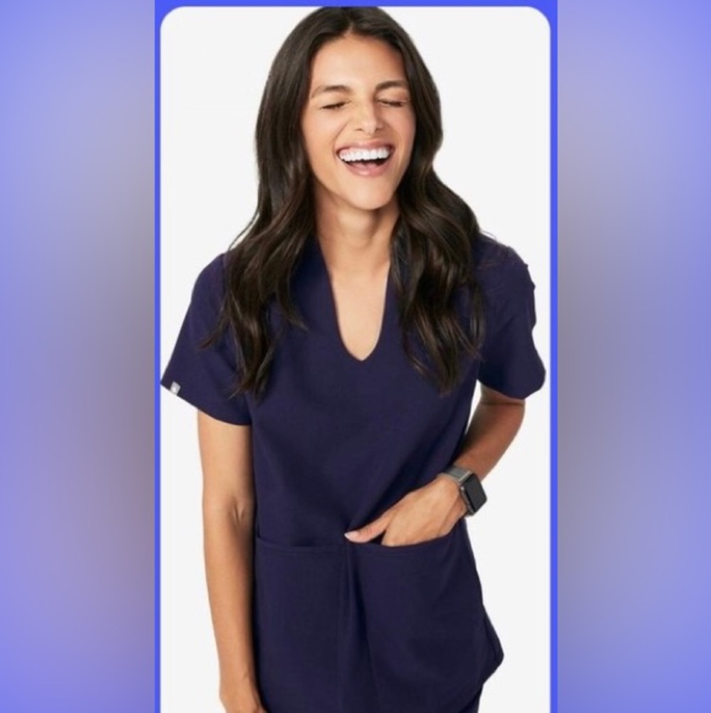 FIGS Women’s Banepa Oversized Pocket Scrub Top in Navy Blue Size M